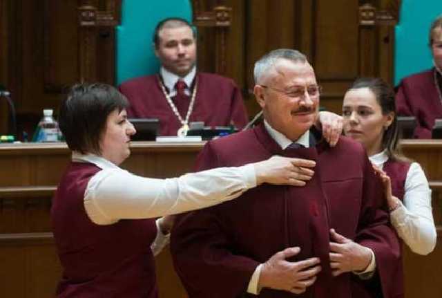 Судья Конституционного суда задекларировал церковь