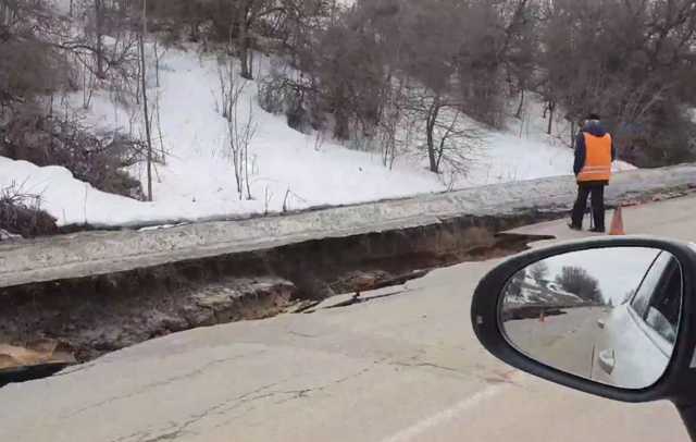 Дорога государственного значения покрывается полутораметровыми провалами