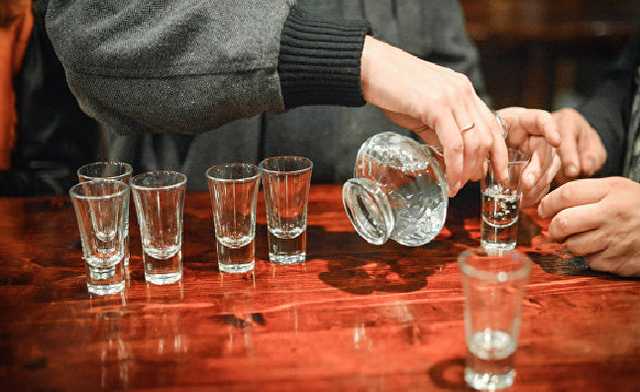 "Хочешь бухать - учись". Порошенко предложили запретить продажу алкоголя людям без "вышки"