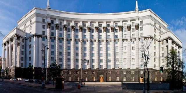 Кабмин резко увеличил расходы на автомобили, мебель и технику для чиновников