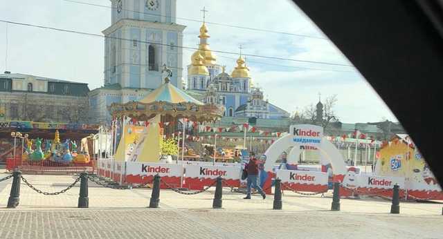 Михайлівську площу нахабно обліпили рекламою