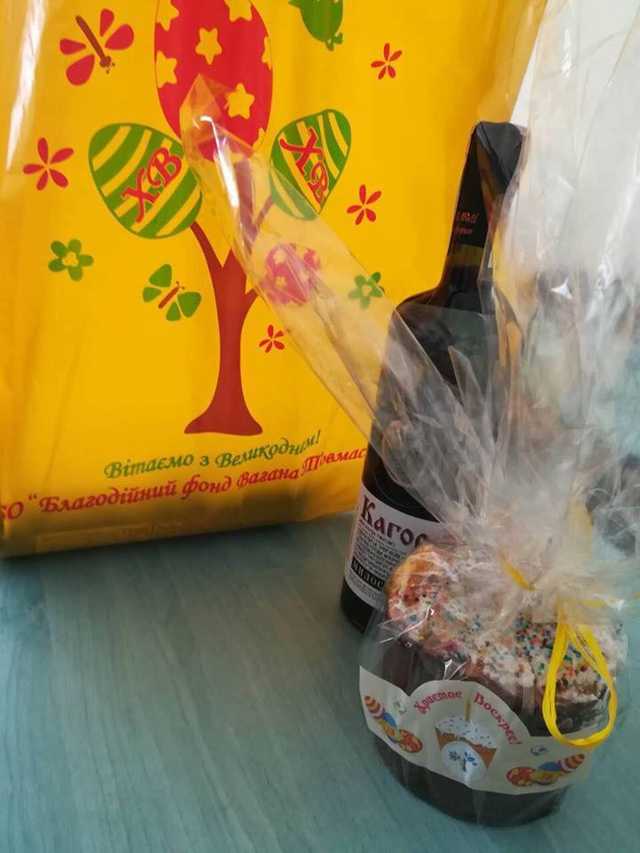 Депутат Киеврады начал предпраздничную раздачу вина в школах