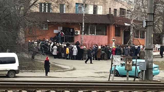 В Киеве сотни людей выстроились в очередь за «шаровым» кагором депутата Товмасяна