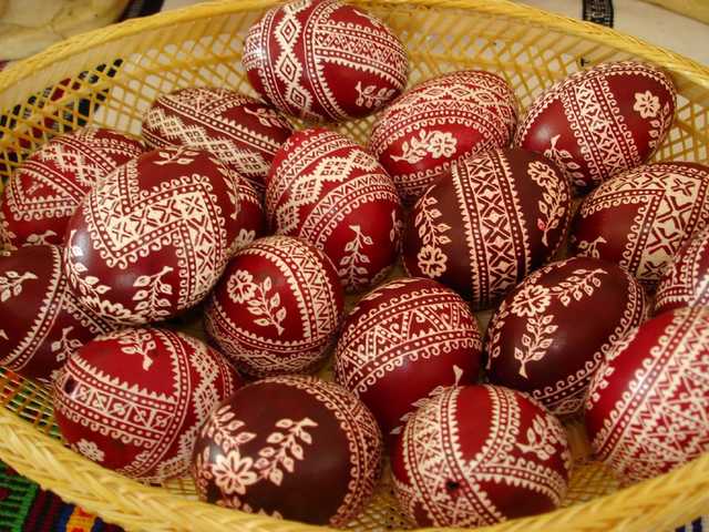 Виробник з Рівненщини пропонує прикрашати великодні яйця російськими матрьошками