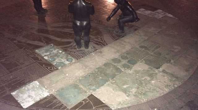 Супруги-вандалы пытались украсть плитку с Почтовой площади