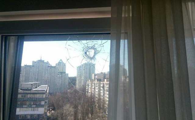 Пьяные молодчики перед Пасхой с пистолетом развлеклись в Киеве: пострадали несколько квартир