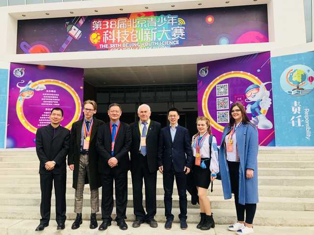 Украинские школьники получили золотые медали на конкурсе научных разработок в Китае