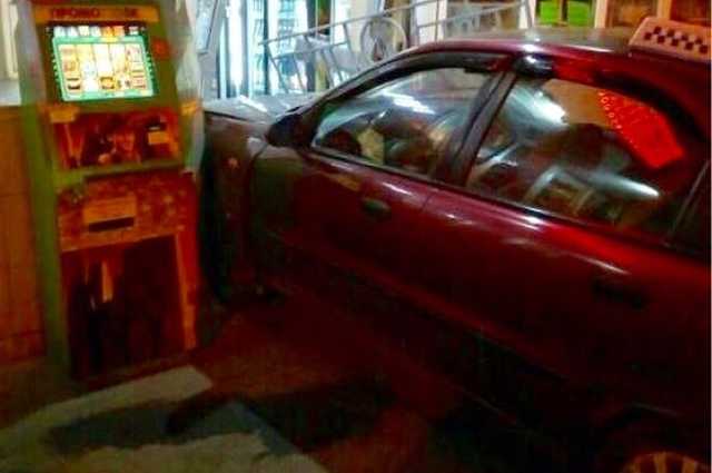 В Киеве в Пасхальную ночь таксист протаранил магазин