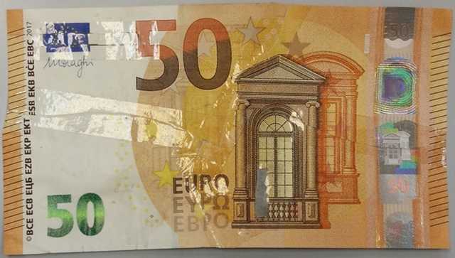 Украинцы массово пополняют карты поврежденными купюрами. Нацбанк встревожен