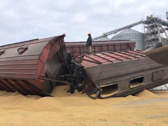 Масштабна аварія на залізниці: На Львівщині перекинулось близько десятка вантажних вагонів