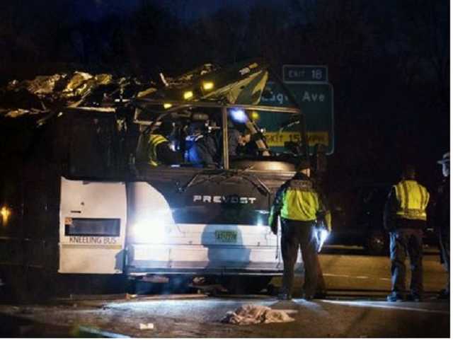 В США автобус со школьниками врезался в эстакаду, 40 человек получили травмы