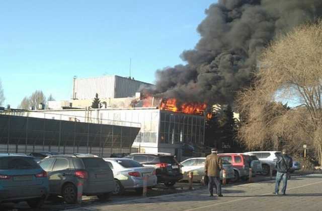 В России возле ТРЦ вспыхнул новый масштабный пожар: появилось видео