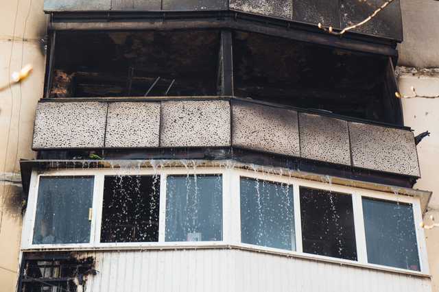 Хозяина не было дома: в многоэтажке на Дарнице сгорела квартира