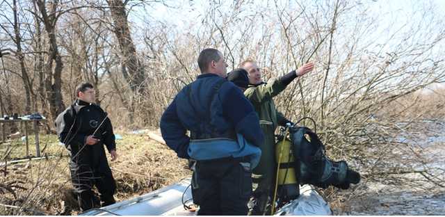В Киеве 3 мужчин перевернулись на лодке: водолазы исследуют Днепр