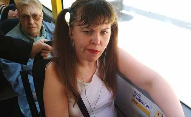 В киевском троллейбусе пассажир подрался с пьяной "колорадской" женщиной-кондуктором