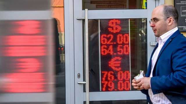 Полетит ли гривна в пропасть после обвала рубля. Прогнозы экономистов