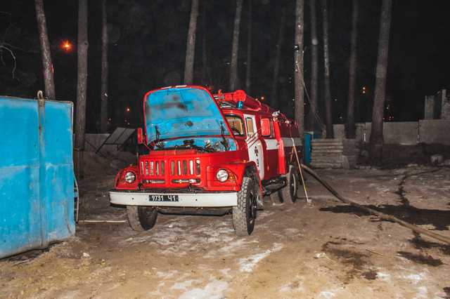 Пожар и драка: в Святошинском районе произошли стычки из-за стройки