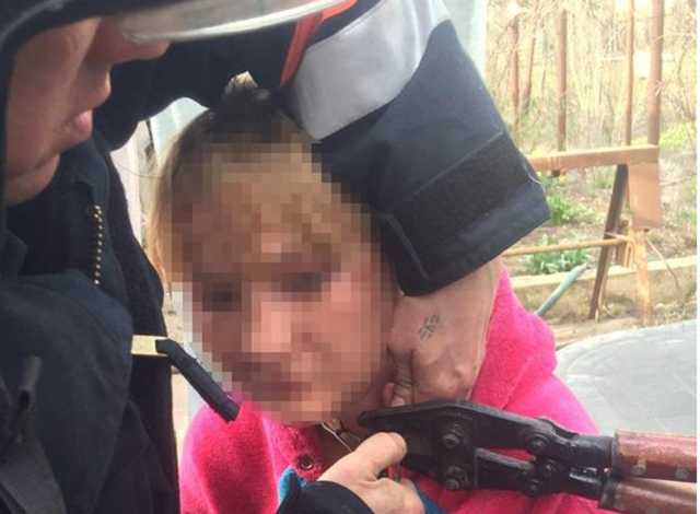 В Одессе спасли женщину, которую приковали цепью за шею к стене