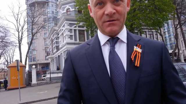 Невыездной: суд обязал Труханова сдать загранпаспорт