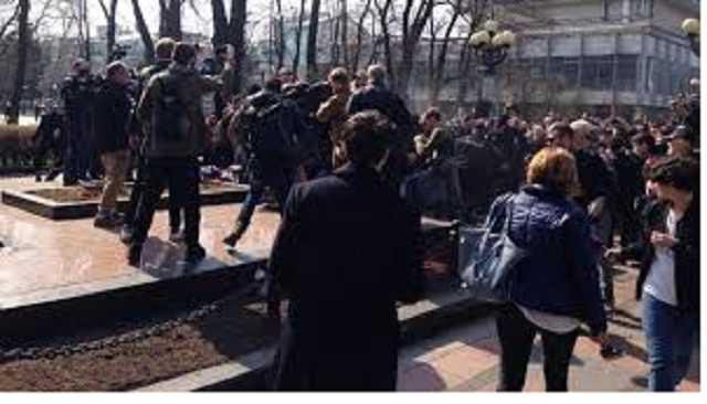 Мордобой радикалов с лидером оппоблока: появилось яркое видео