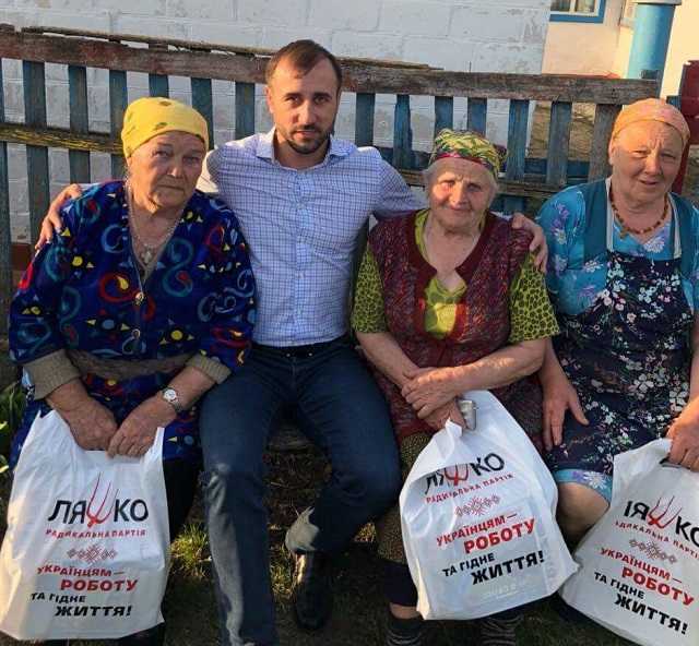 Радикалы готовы к выборам: Рыбалка поехал в села раздавать «гречку»