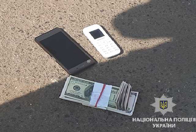 На хабарі затримали двох дніпрівських посадовців поліції