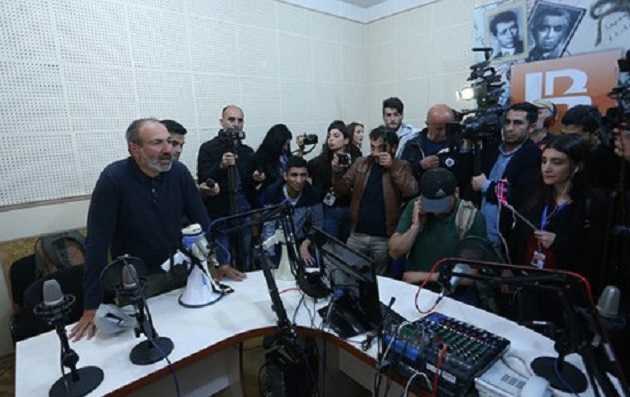 У столиці Вірменії близько ста демонстрантів увірвалися до студії Громадського радіо