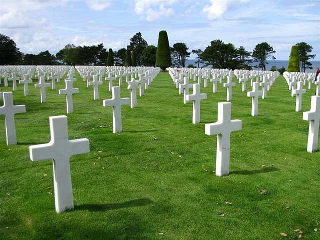 На охрану порядка на киевских кладбищах выставили 400 полицейских