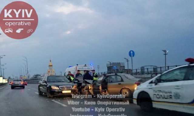 В Киеве на набережной Mercedes на встречной полосе протаранил Lanos, есть пострадавшие