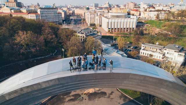 Руферы забрались на Арку Дружбы народов