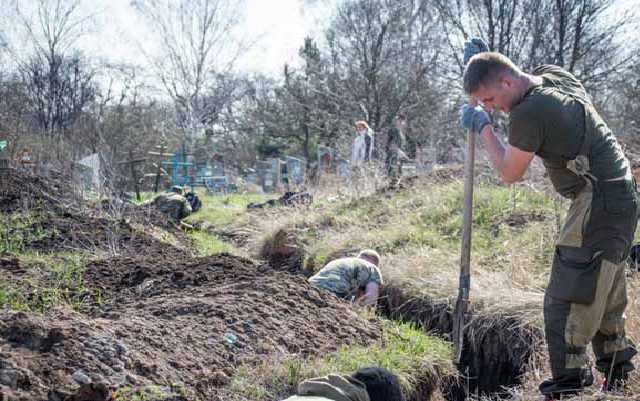 В Донецке боевики роют окопы на кладбище