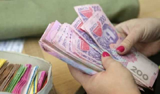 Увеличение минимальной зарплаты до 4200 гривен откладывается