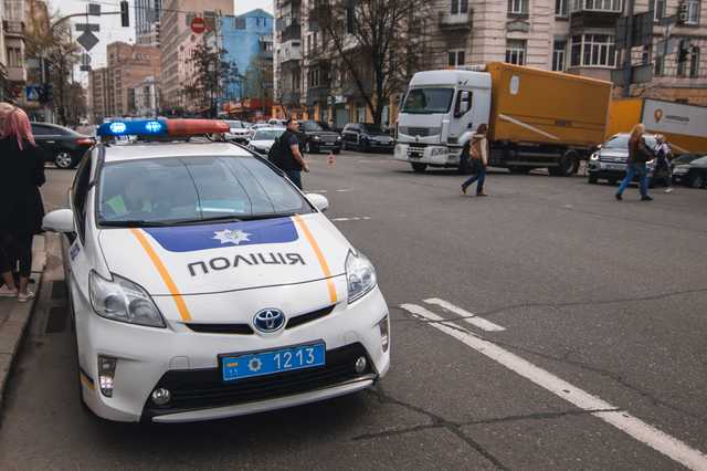 В Киеве на Саксаганского авто Uber, проезжая на красный, врезался в Renault