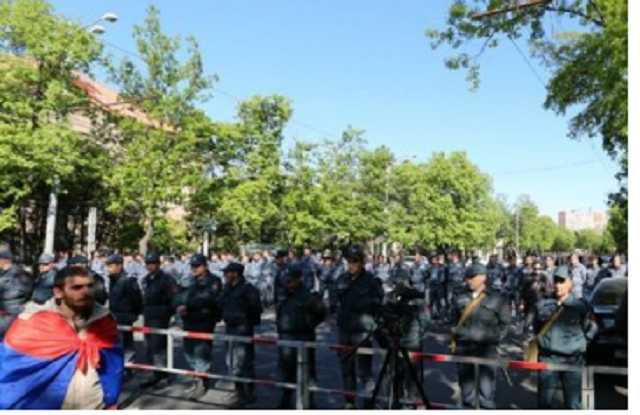 Ереван охватили массовые акции протеста, начались столкновения с полицией