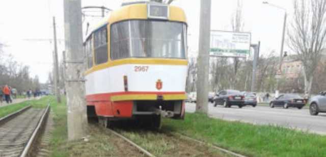 На пути в центр: в час пик с рельс сошёл одесский трамвай