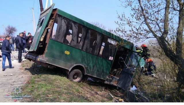 В Луганской области груженая костями фура столкнулась с маршруткой