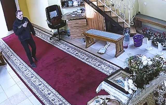 В Тернополе в церкве вор трижды перекрестился, а затем украл деньги