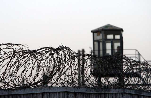 У Херсоні засуджений перестрибнув чотириметровий паркан і втік з СІЗО, – ЗМІ