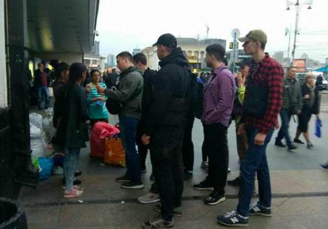 В Киеве активисты приехали к цыганам на центральный вокзале