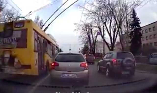 Появилось видео, как в Киеве троллейбус выскочил на встречку