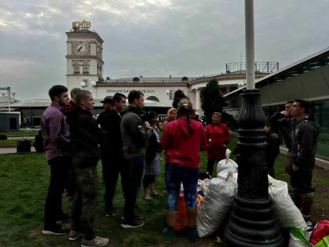 "Прекратите бухать!" В Киеве националисты объявили "войну" ромам на ж/д вокзале