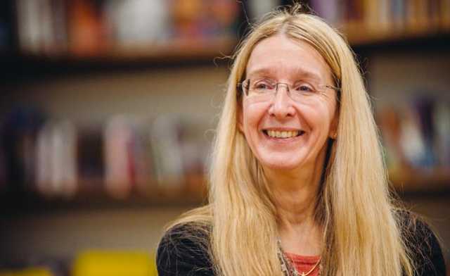 Супрун учит, как правильно здороваться с женщинами