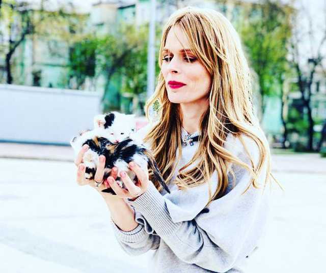 Новый скандал с Фреймут: ведущая “впихивала” всем подряд котят у Рады