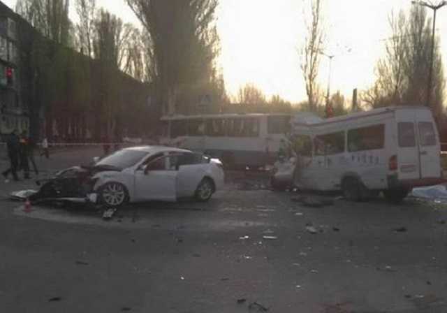 "Все едут мимо": появилось жуткое видео первых минут после ДТП в Кривом Роге