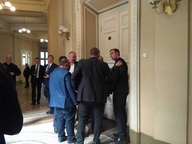 Во Львове Садового не пустили на закрытую встречу с Порошенко