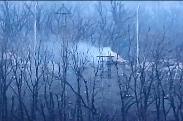 Дым столбом: украинские бойцы показали уничтожение позиции террористов