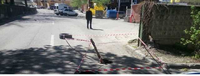 В Днепре прямо посреди проезжей части провалился асфальт