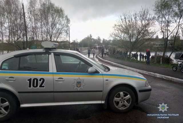 На Черниговщине фура сбила велосипедистку и рухнула с моста в реку