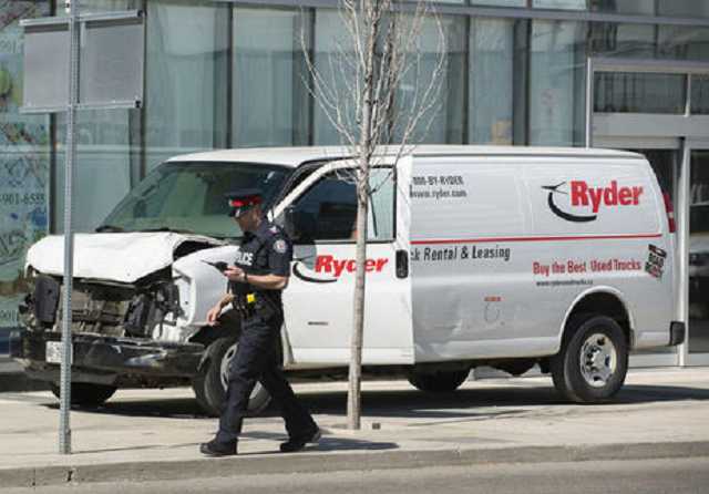 Украинцев нет среди пострадавших при наезде фургона в Торонто – посол