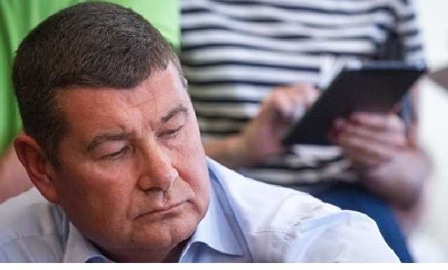 Онищенко показал, как "коротал время" в кабинете Порошенко